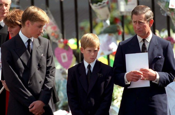 Принцы Уильям и Гарри с отцом принцем Чарльзом на похоронах матери