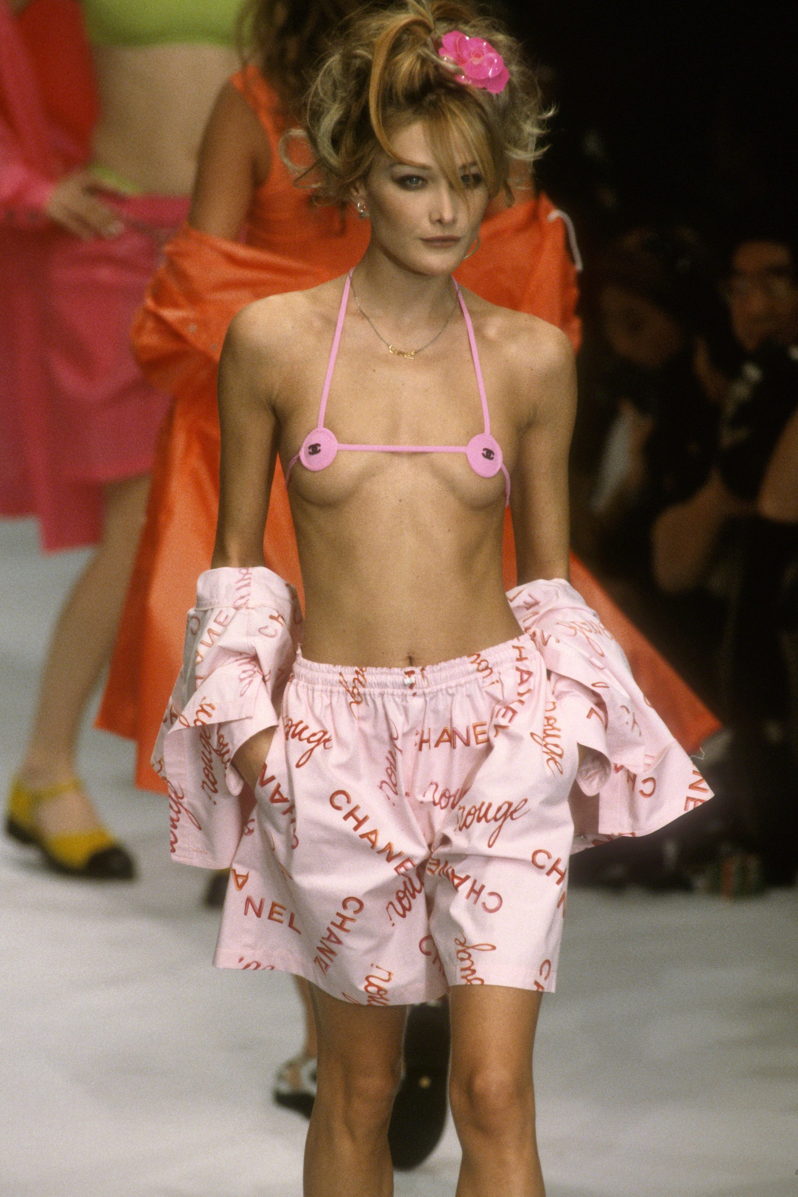 Карла Бруни на показе весенней коллекции Chanel 1996 год