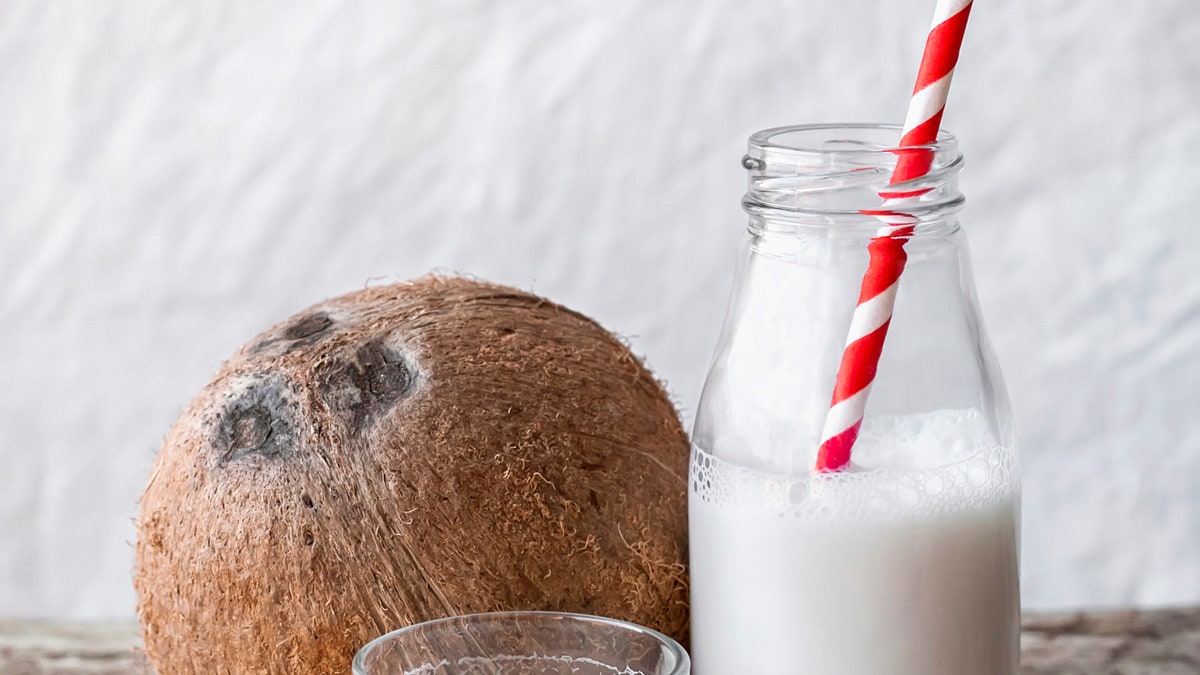 Растительное молоко полезные свойства миндального кокосового соевого и рисового молока. Где купить