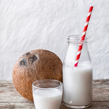 Миндальное, кокосовое, соевое: почему все помешались на растительном молоке &#8211; и где его купить