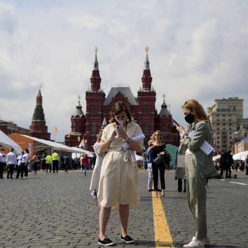 С 13 июля в Москве откроются парки культуры и детские лагеря, а с 1 августа &- кинотеатры, театры и концертные залы