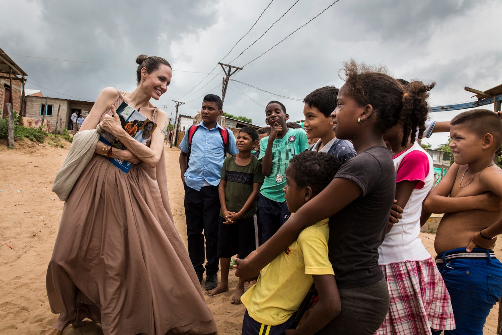 Анджелина Джоли в колумбийском лагере для беженцев