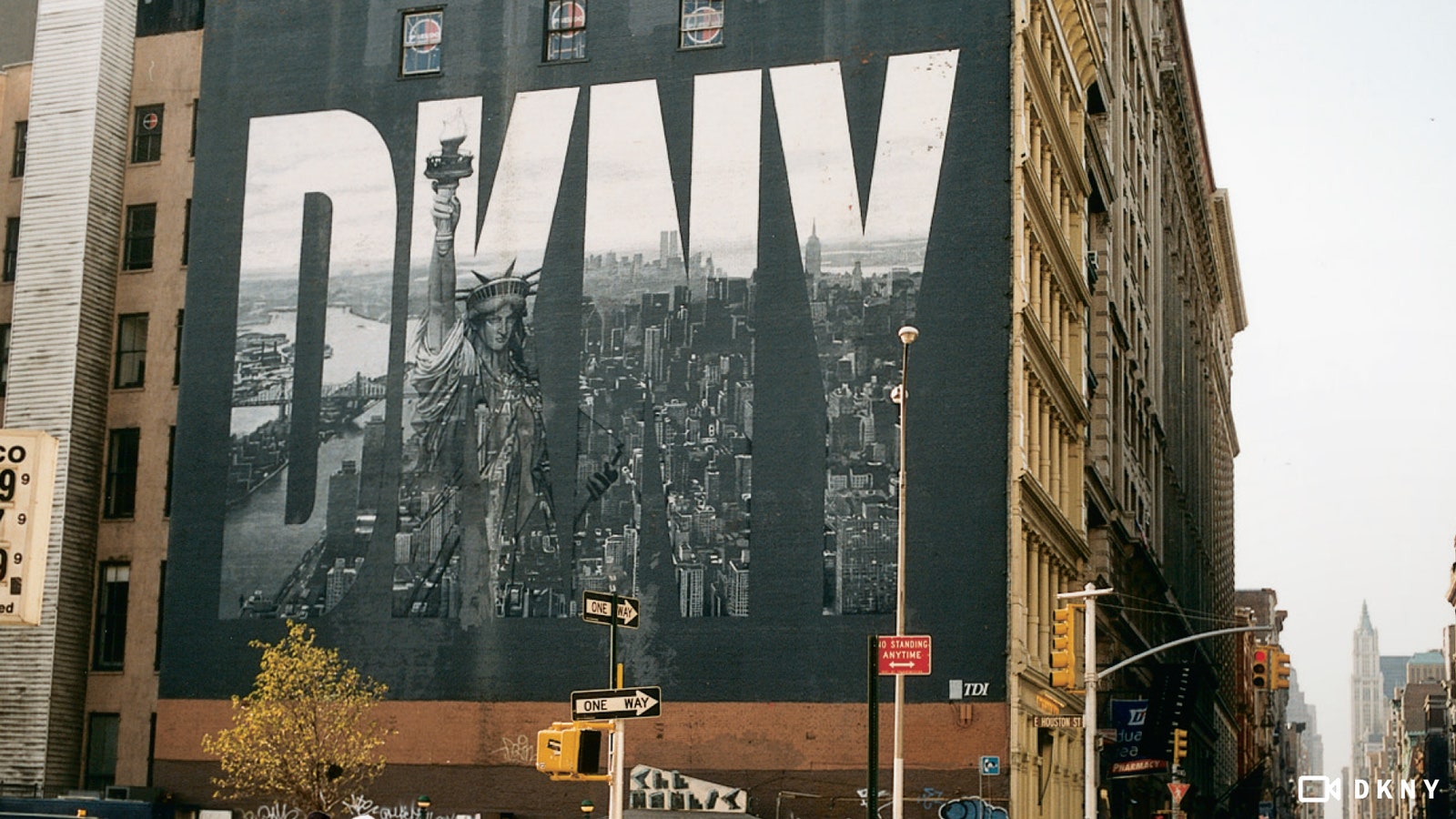 DKNY создал брендированные фоны для Zoom