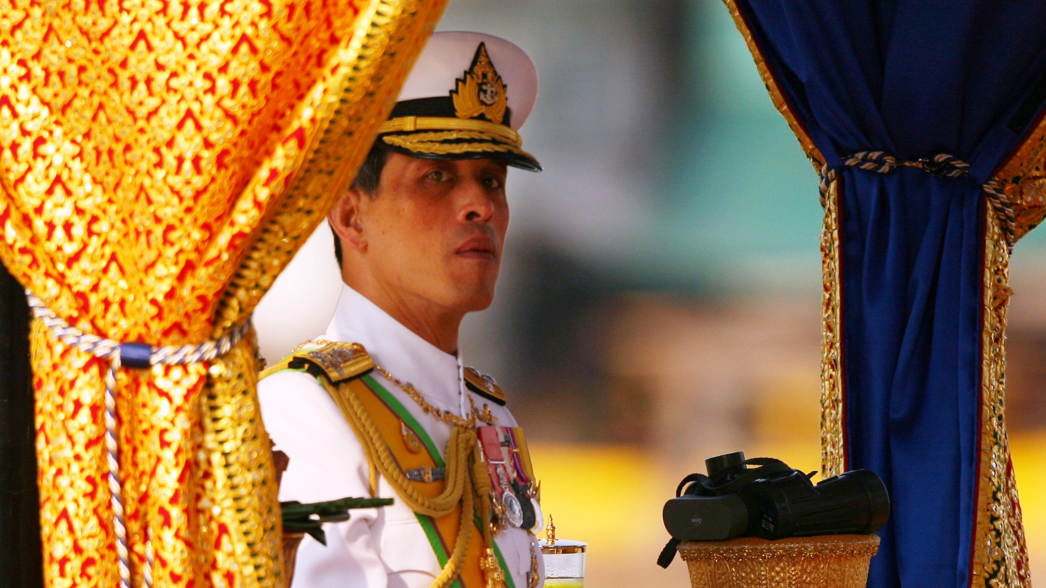 Король Таиланда самоизолировался в немецком отеле в компании 20 наложниц