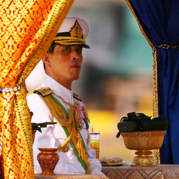 Король Таиланда самоизолировался в немецком отеле в компании 20 наложниц