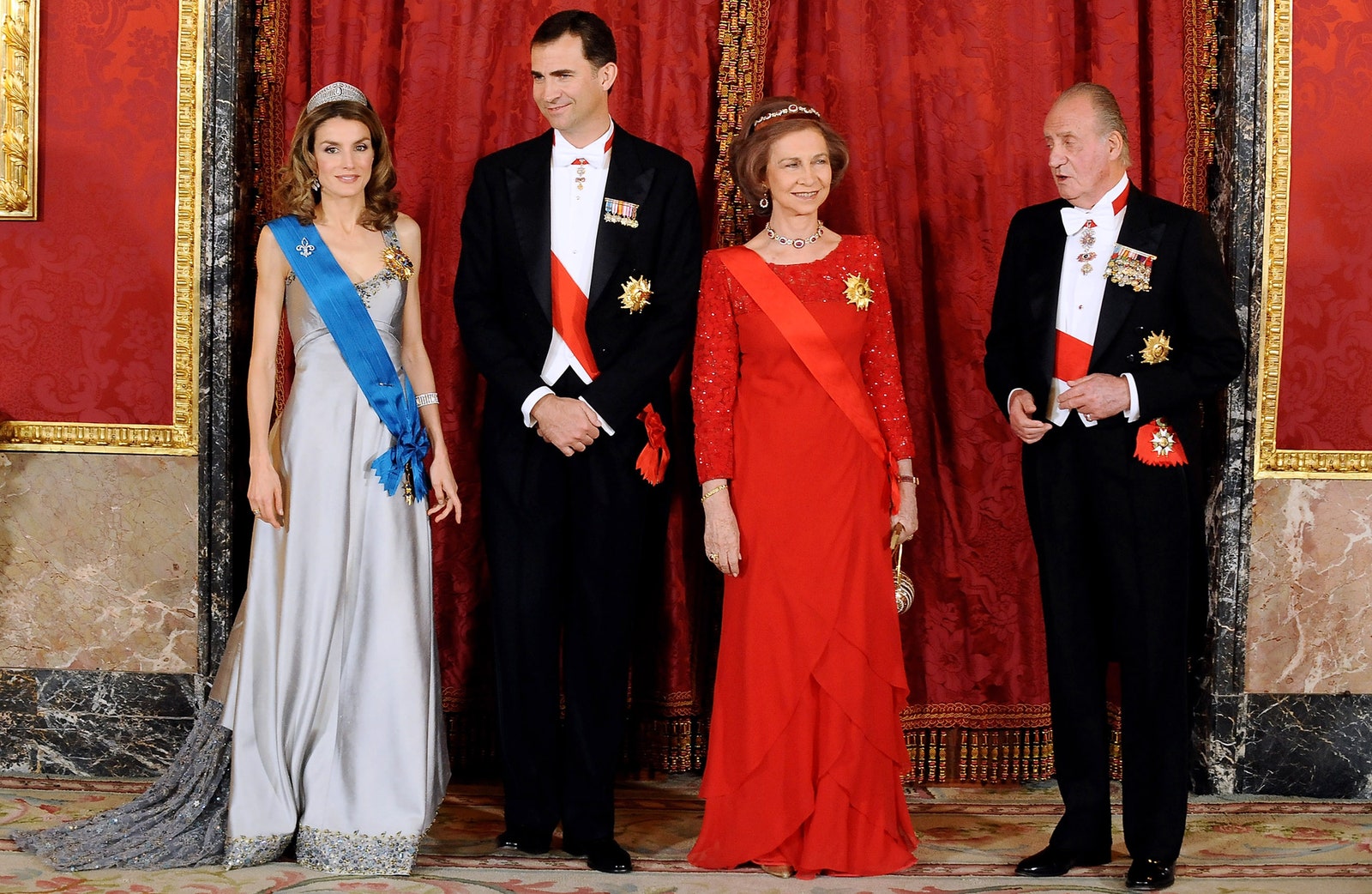 Король Испании Филипп VI с женой Летицией Хуан Карлос I с женой Софией