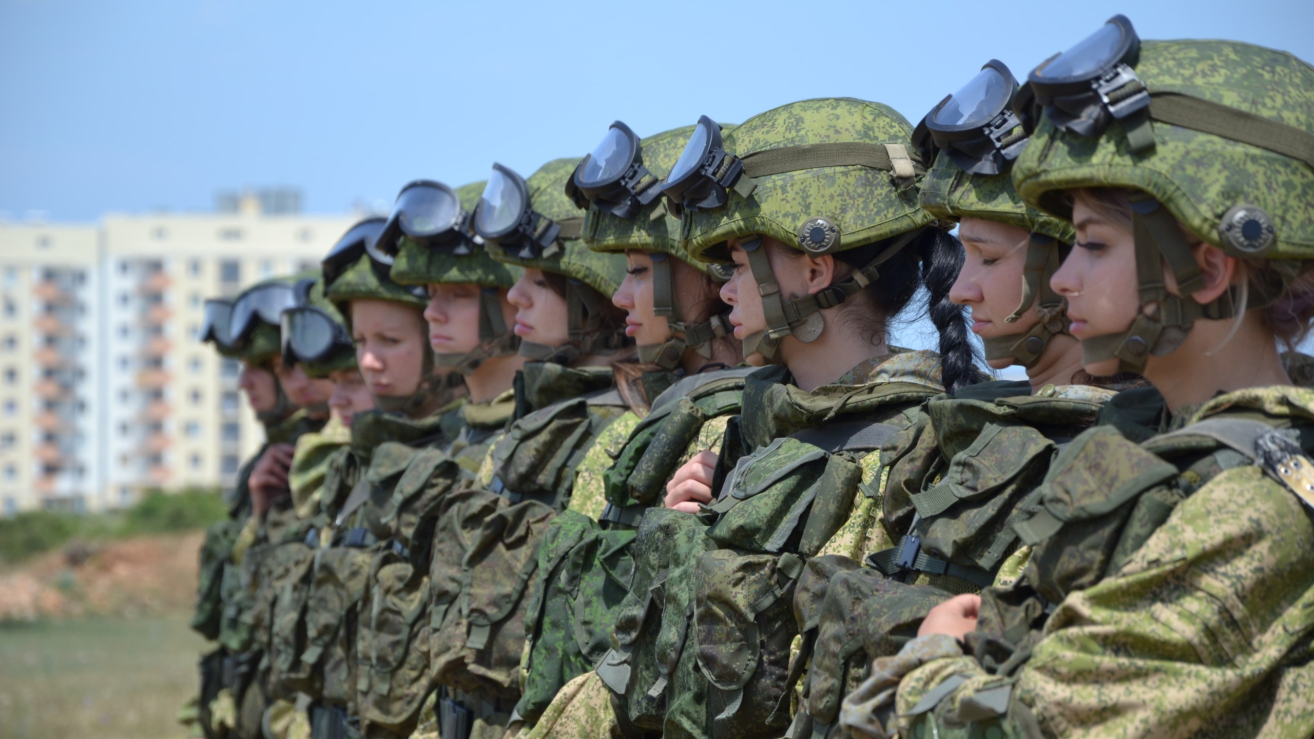 Зачем женщины добровольно идут служить в армию