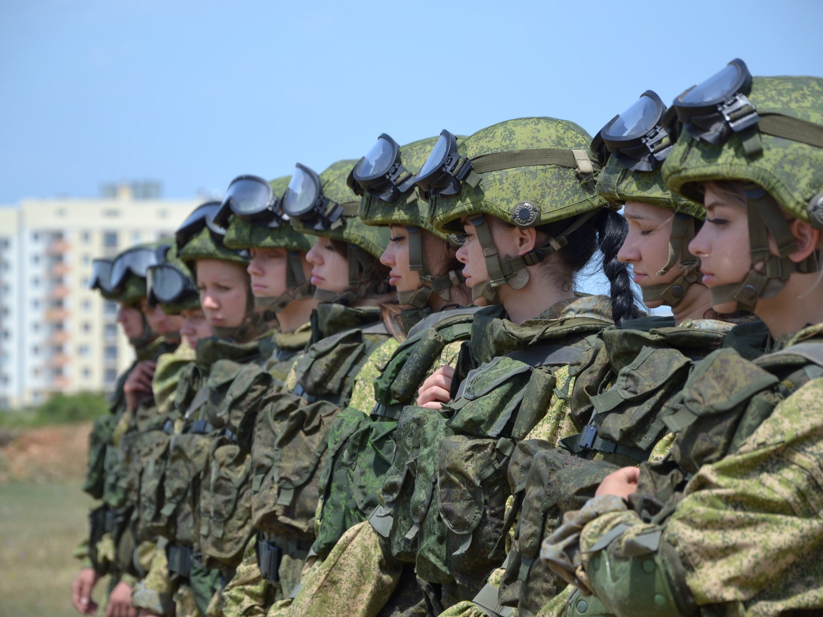 Зачем женщины добровольно идут служить в армию