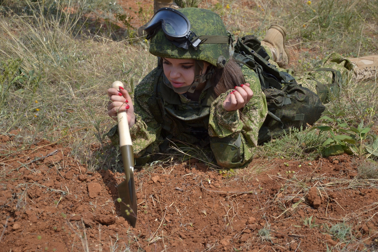 Зачем женщины добровольно идут служить в армию