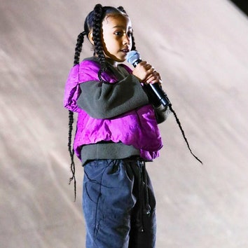 Шестилетняя дочь Канье Уэста и Ким Кардашьян впервые прочитала рэп на показе Yeezy в Париже (и это надо видеть)