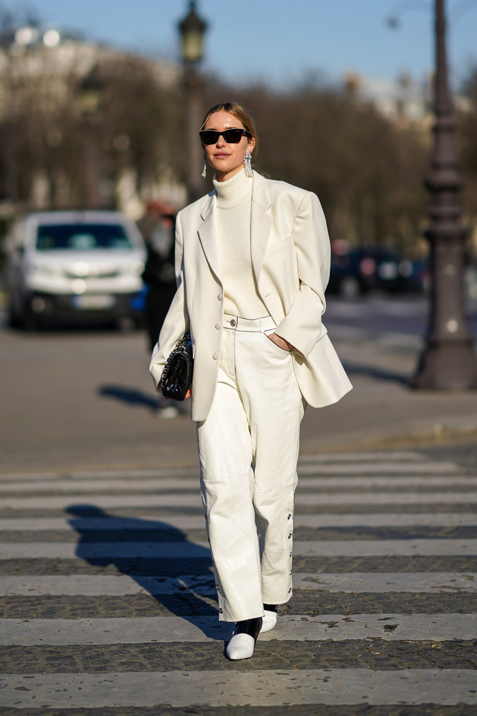 Как одеться во все белое — показывают знаменитости и героини стритстайла