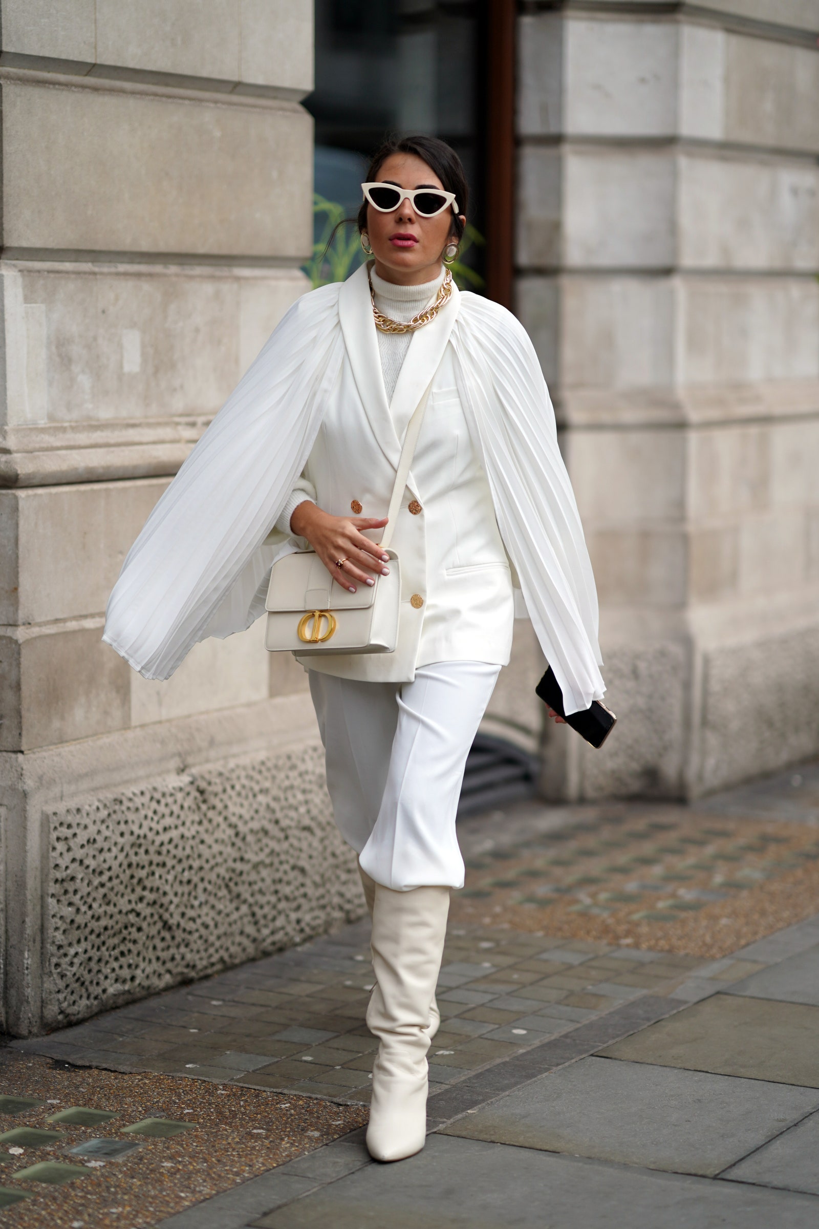 Как одеться во все белое — показывают знаменитости и героини стритстайла