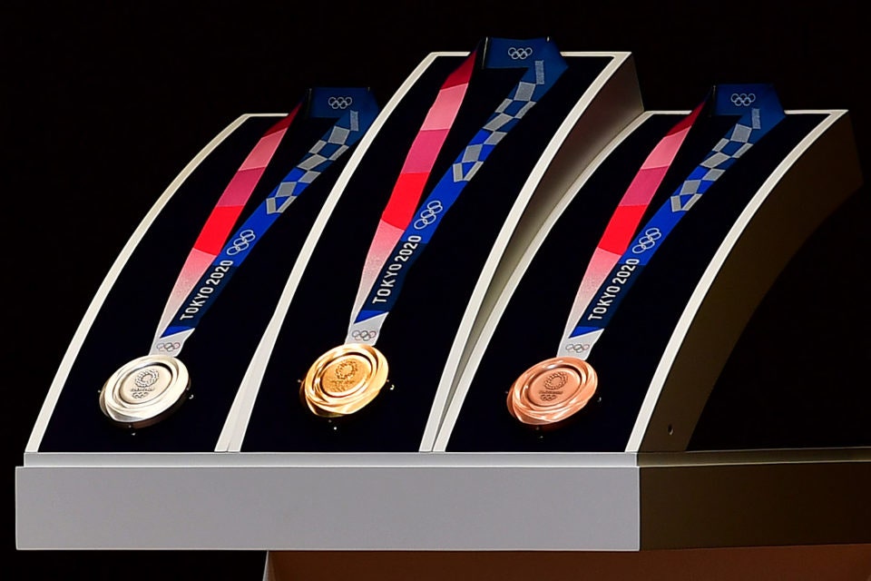 Для создания золотых серебряных и бронзовых медалей победителям Олимпиады 2020 использовалась переработанная техника