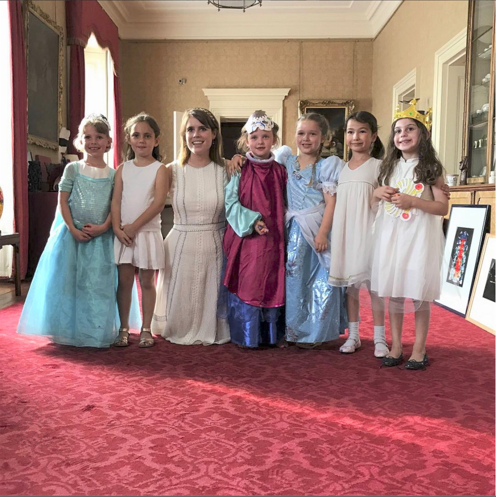 Принцесса Евгения с Харпер Рэйли и другими девочками в Букингемском дворце 2017 год