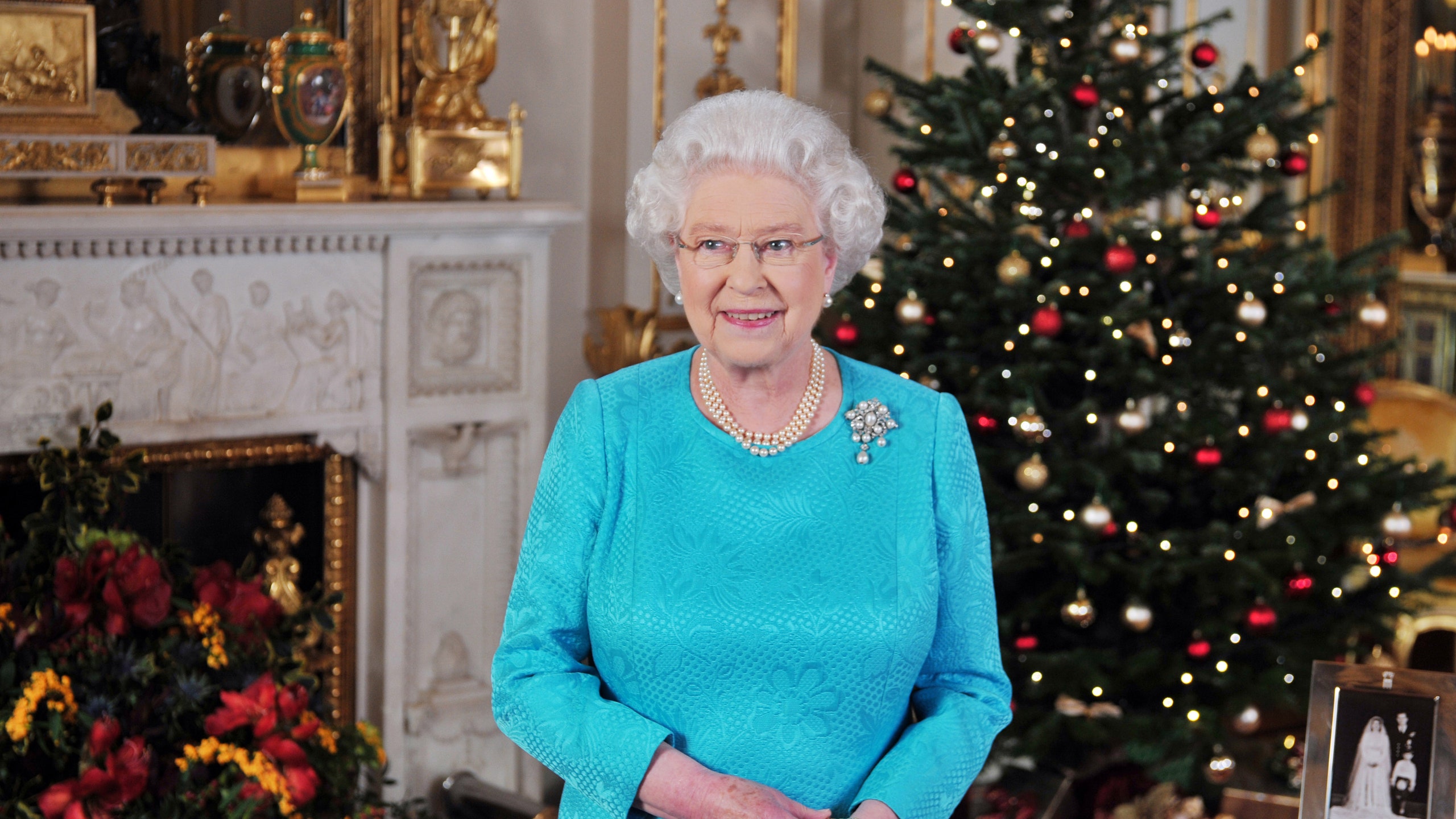 Сколько королева Елизавета II тратит на рождественские подарки