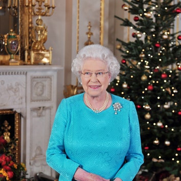 Сколько королева Елизавета II тратит на рождественские подарки (спойлер: много!)