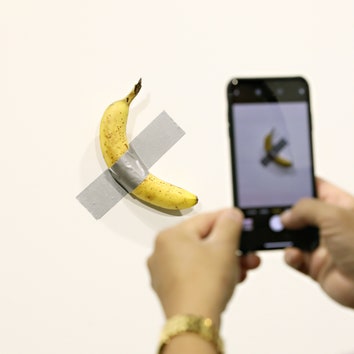 Работу участника выставки Art Basel съел коллега и назвал это перформансом (это был банан, который стоил $120 тысяч)