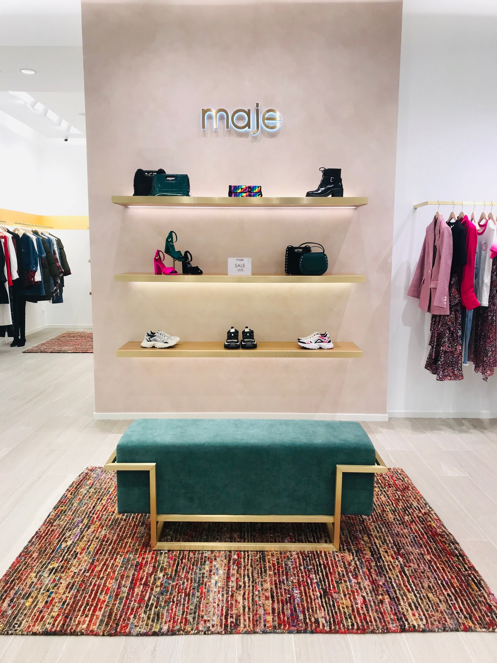 В СанктПетербурге открылся первый бутик Maje