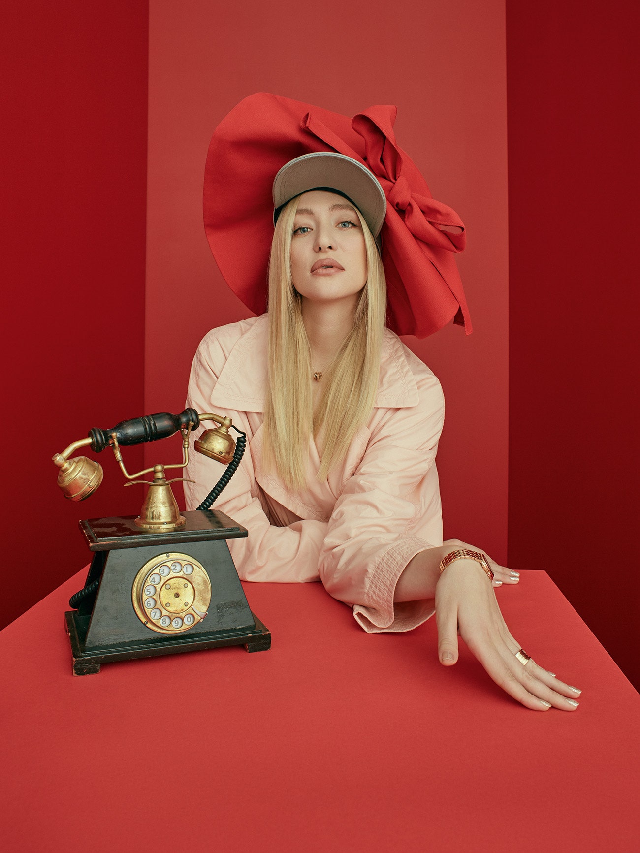Тренч Inshade головной убор Miu Miu часы кольцо подвеска все Bvlgari.