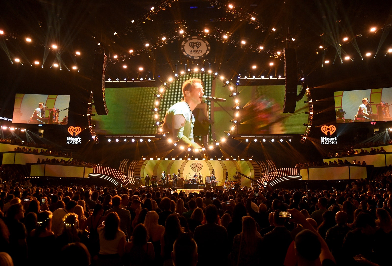 Группа Coldplay приостановила гастроли изза влияния концертов на экологию
