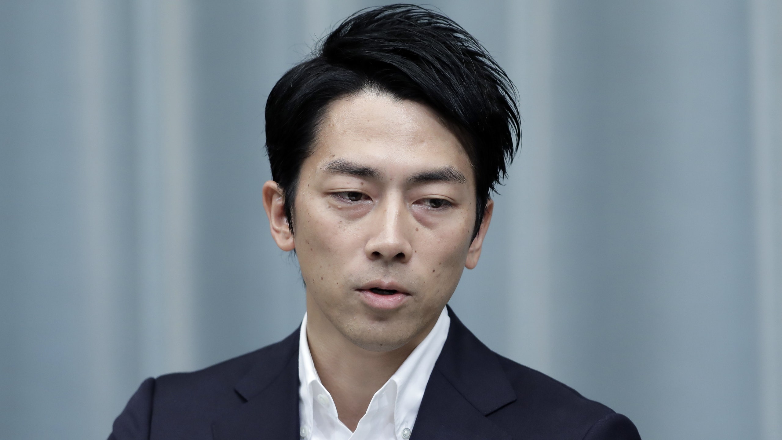 Министр Японии станет первым на этой должности мужчиной который уйдет в декретный отпуск