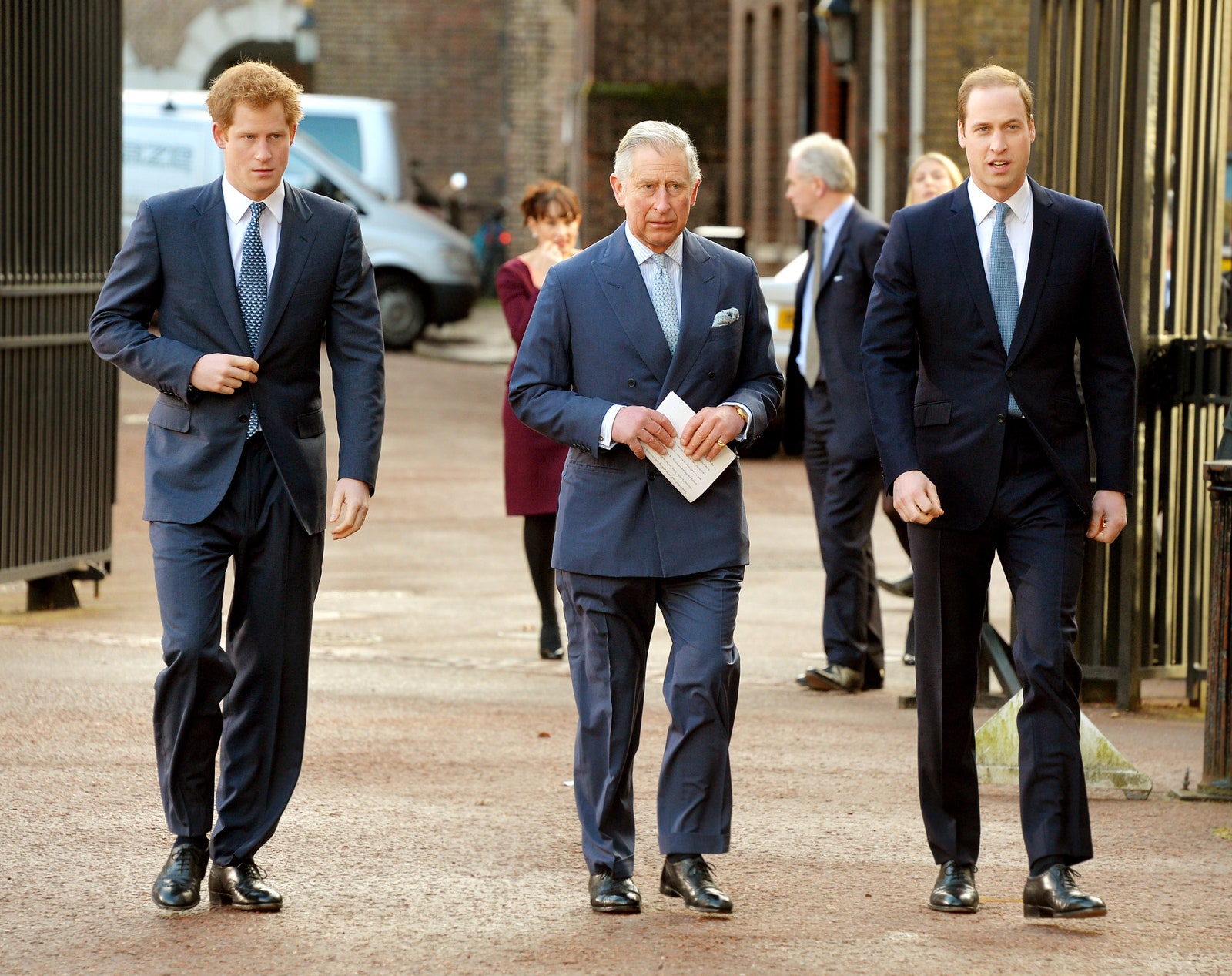Принц Чарльз рассержен изза скандала вокруг отношений принцев Уильяма и Гарри
