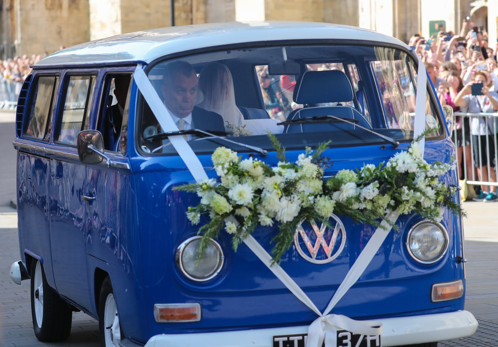 Голубой фургонкемпер Volkswagen на котором приехала невеста