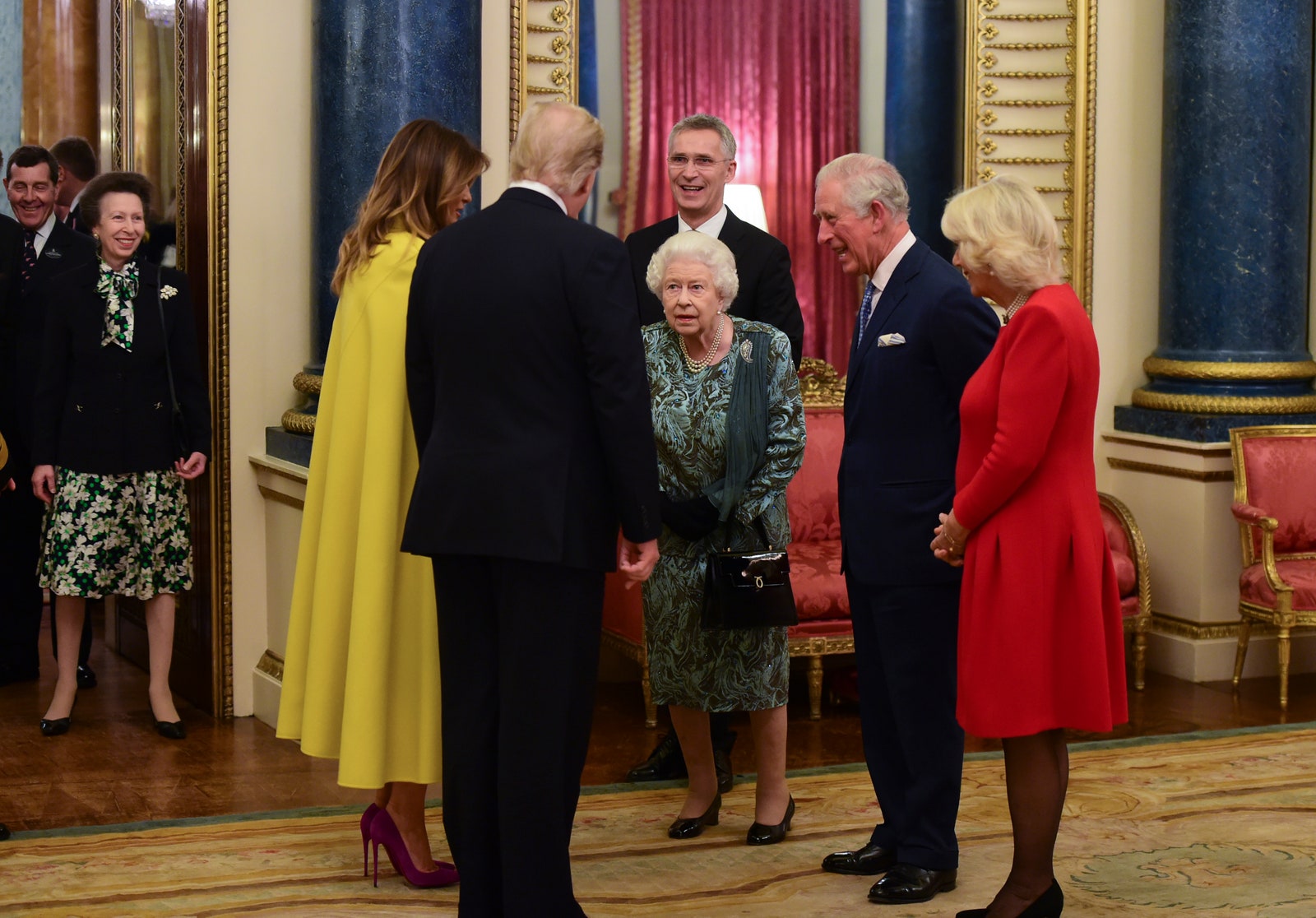 Мелания и Дональд Трамп королева Елизавета II принц Чарльз и Камилла ПаркерБоулз
