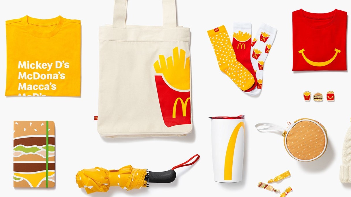 В McDonald's выпустили коллекцию одежды и аксессуаров с изображением популярных блюд