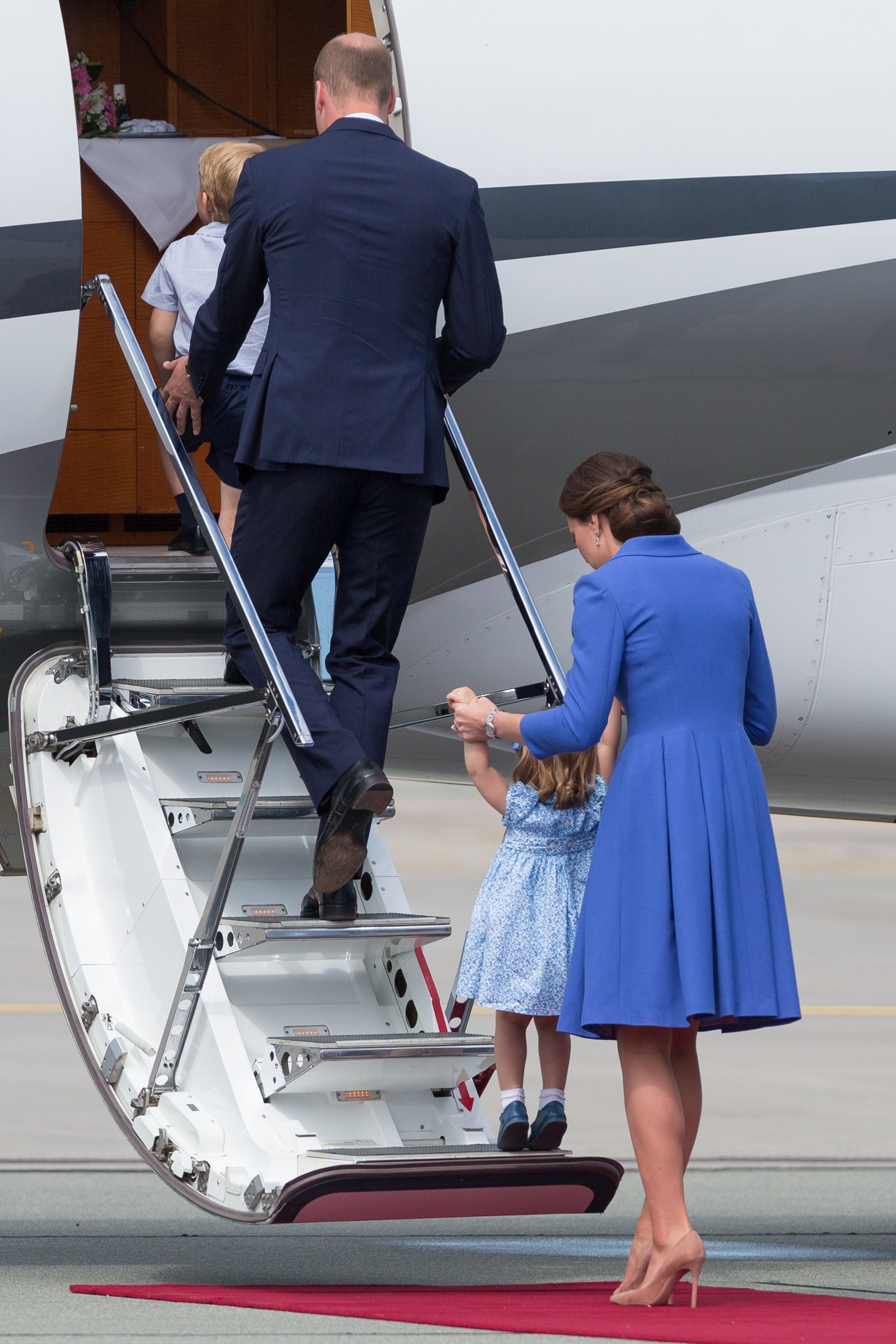 «Они казались обычной путешествующей семьей» принц Уильям и Кейт Миддлтон с детьми летают экономклассом