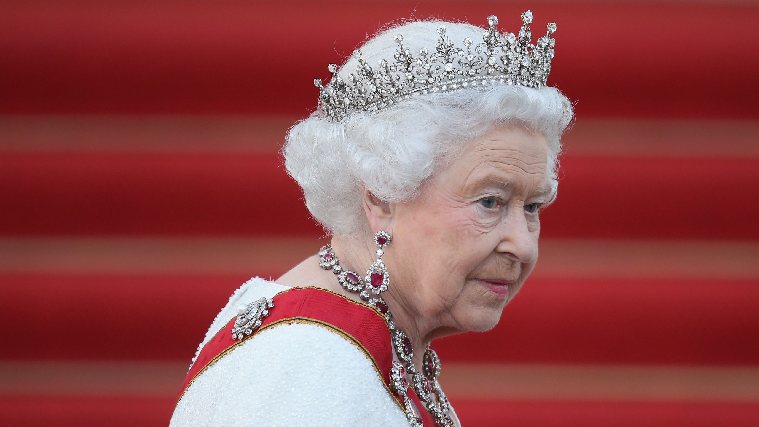 Королева Елизавета II может отречься от престола в течение двух лет