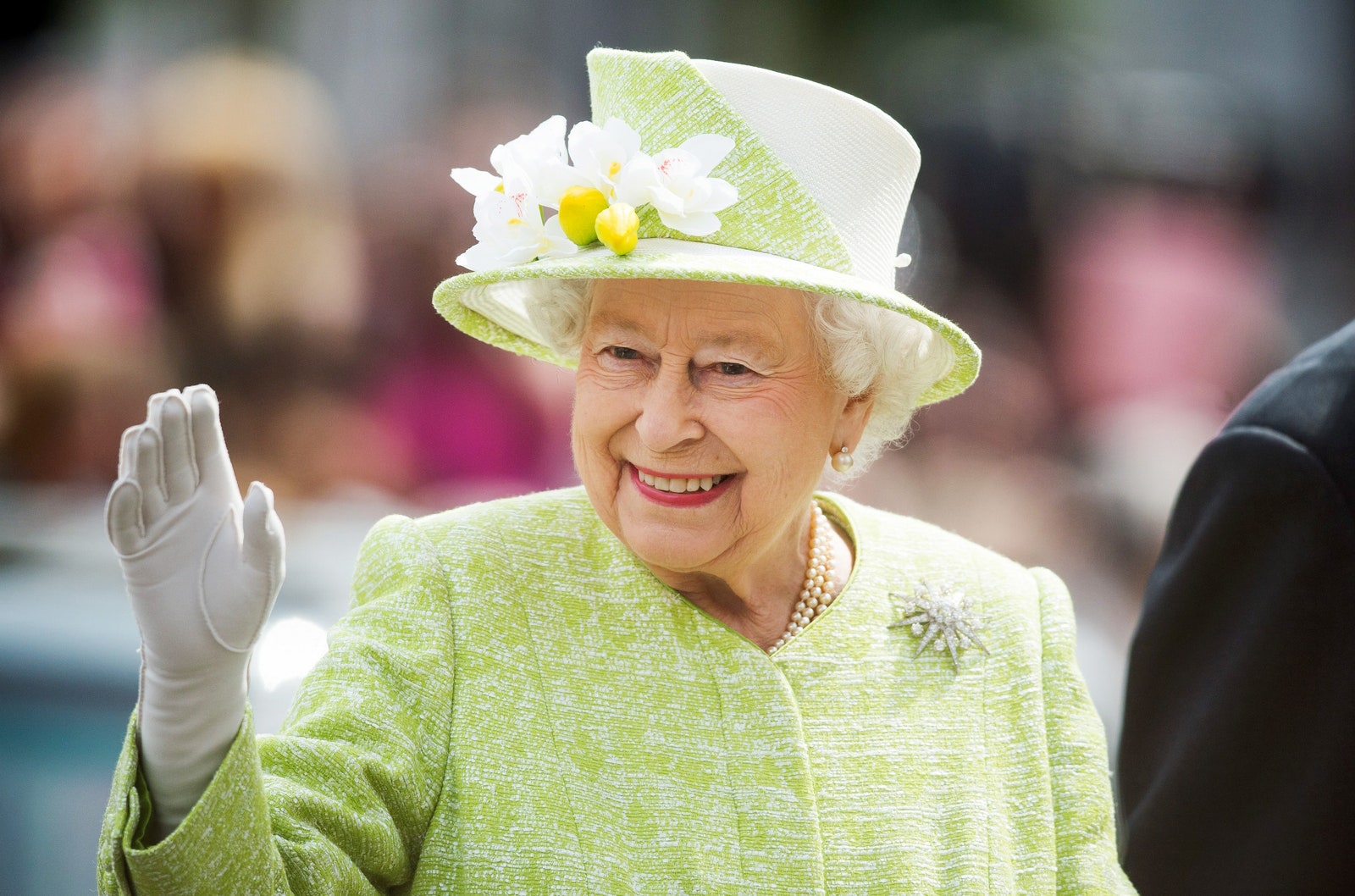 Королева Великобритании пошутила над туристами которые ее не узнали