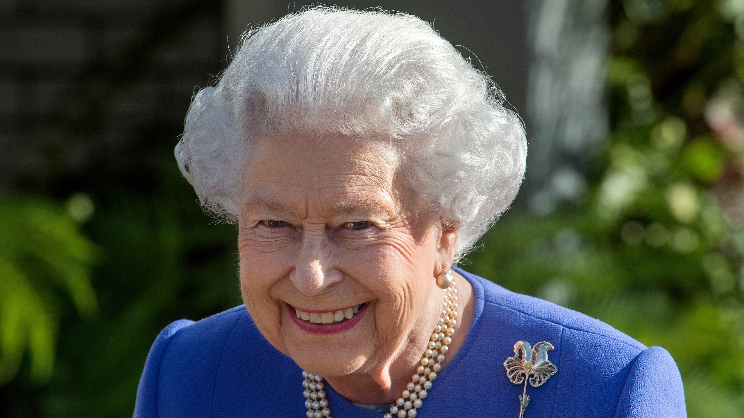 Королева Великобритании пошутила над туристами которые ее не узнали