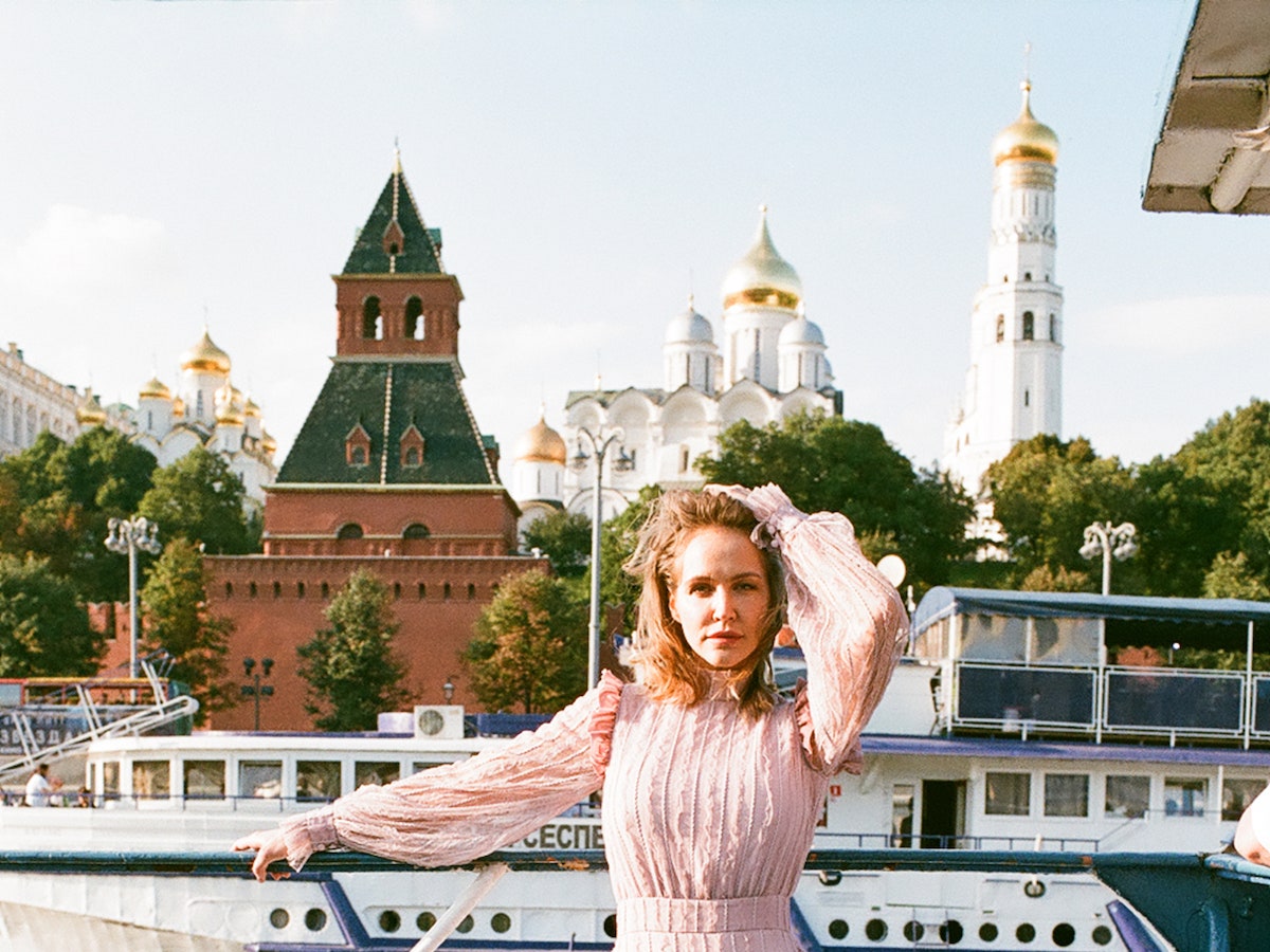 Женственность и ностальгия по 90-м в лукбуке Loom Moscow весна&#8211;лето 2020