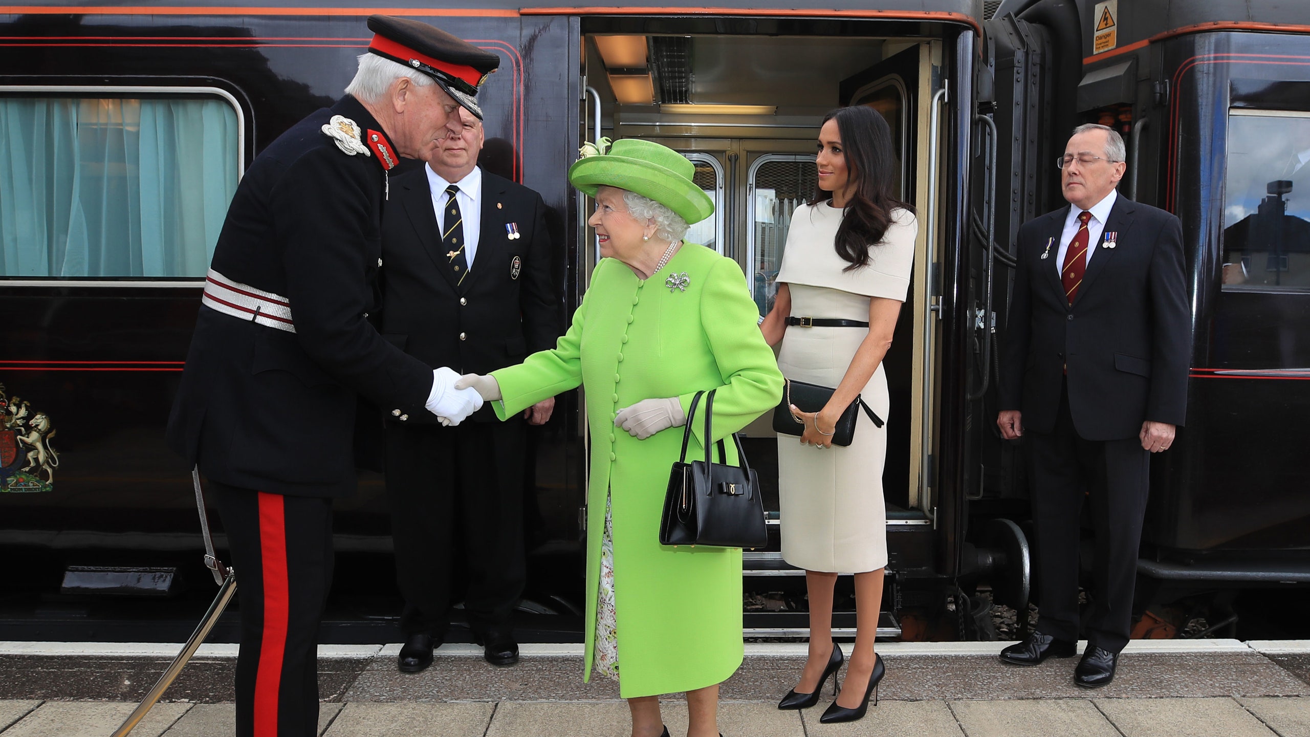 Вакансия при британском дворе королева Елизавета II ищет директора путешествий