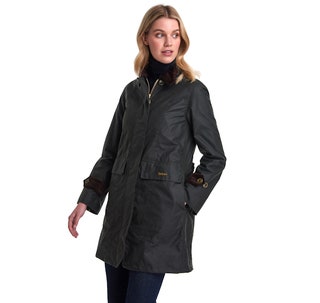 Вощёная куртка Barbour. Цена до скидки 35 990 руб. Цена со скидкой 30 590 руб.