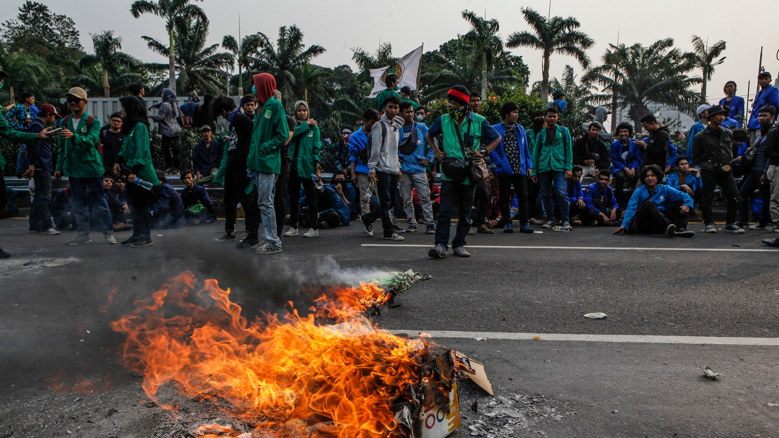 Уголовное наказание за секс до брака, аборты и богохульство: чем вызваны  протесты в Индонезии | Glamour