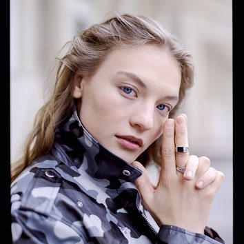 «‎Девушки могут все»‎: модель Агнес Акерлунд в осенней съемке Zadig & Voltaire и Glamour
