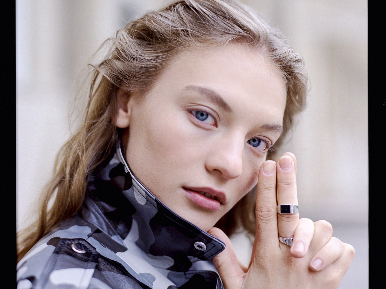 «‎Девушки могут все»‎: модель Агнес Акерлунд в осенней съемке Zadig & Voltaire и Glamour