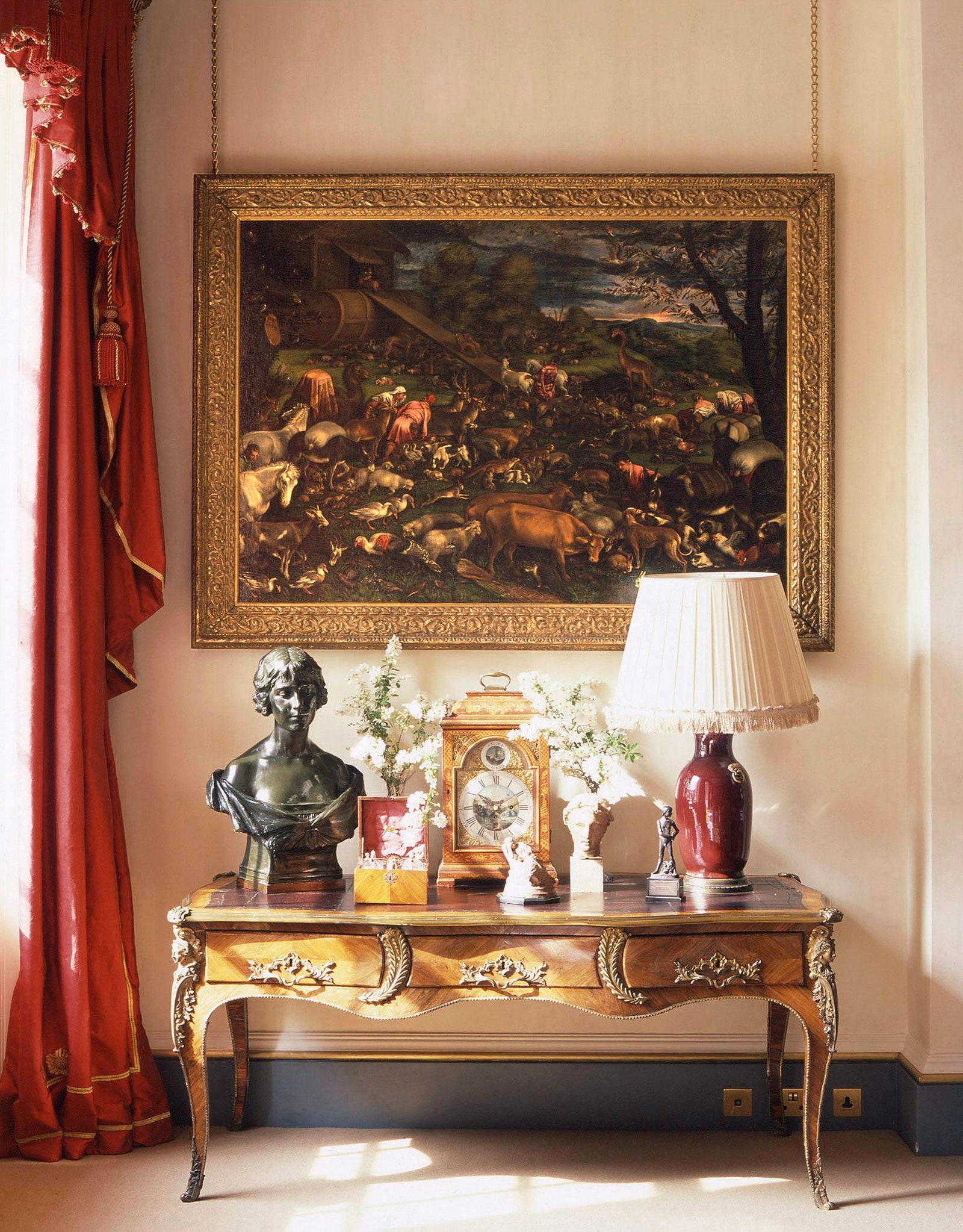 Картина Якопо Бассано «Наполнение Ноева ковчега» и бюст королевыматери на французском письменном столе в Расписной гостиной.