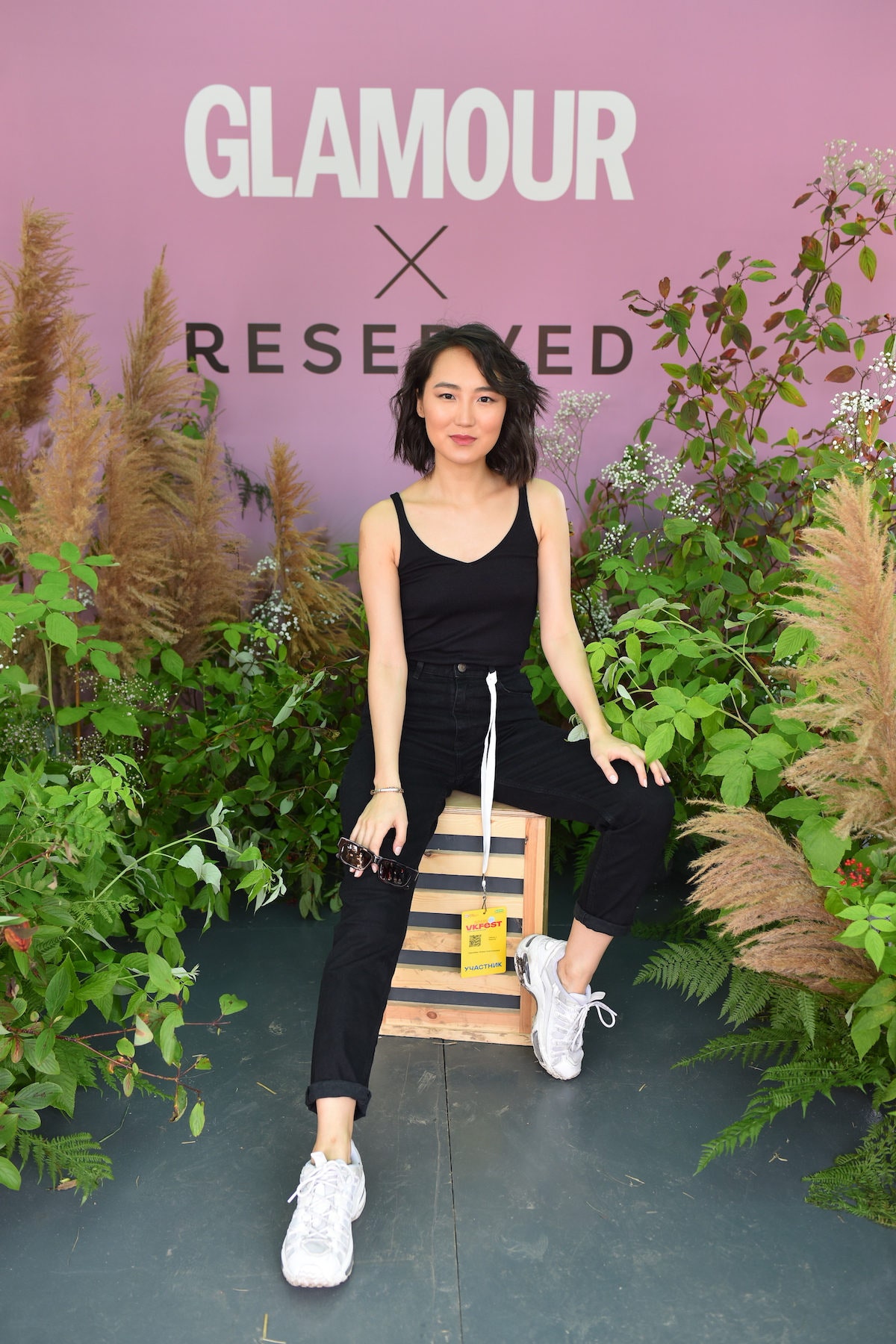 Иляна Эрднеева в джинсах и майке Reserved