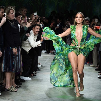 Дженнифер Лопес повторила свой знаменитый образ от Versace на показе бренда в Милане