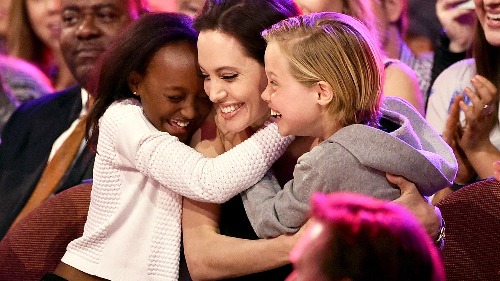 «Нужно быть добрым к окружающим и к самому себе» как Анджелина Джоли воспитывает детей