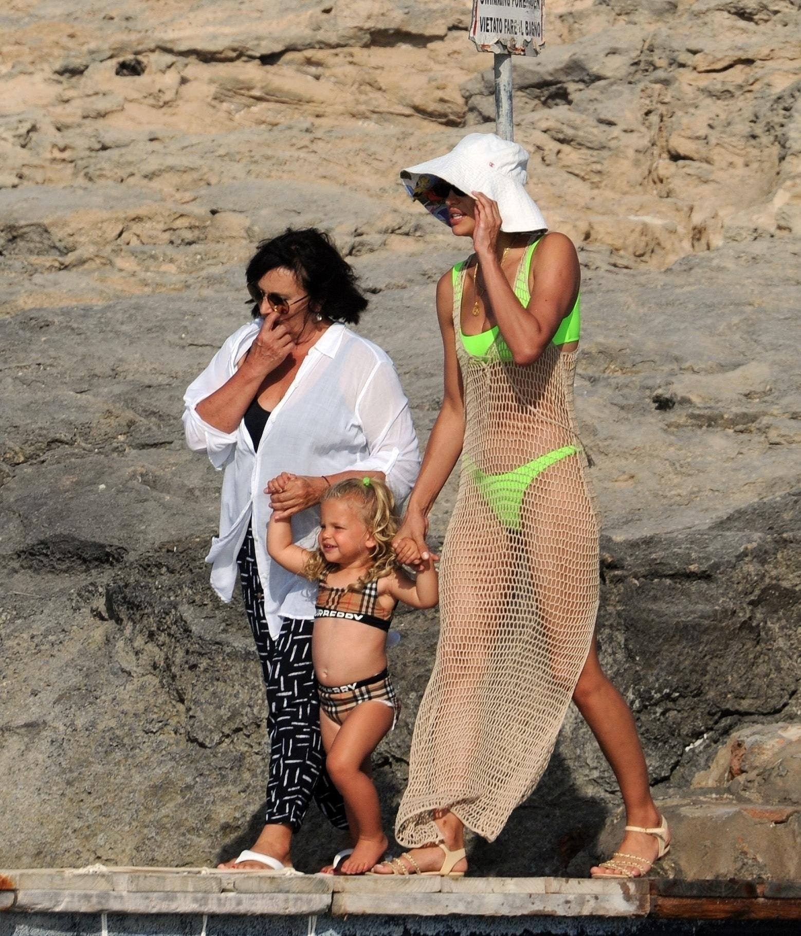 Ирина Шейк с мамой дочкой и неизвестным мужчиной на пляже на Ибице