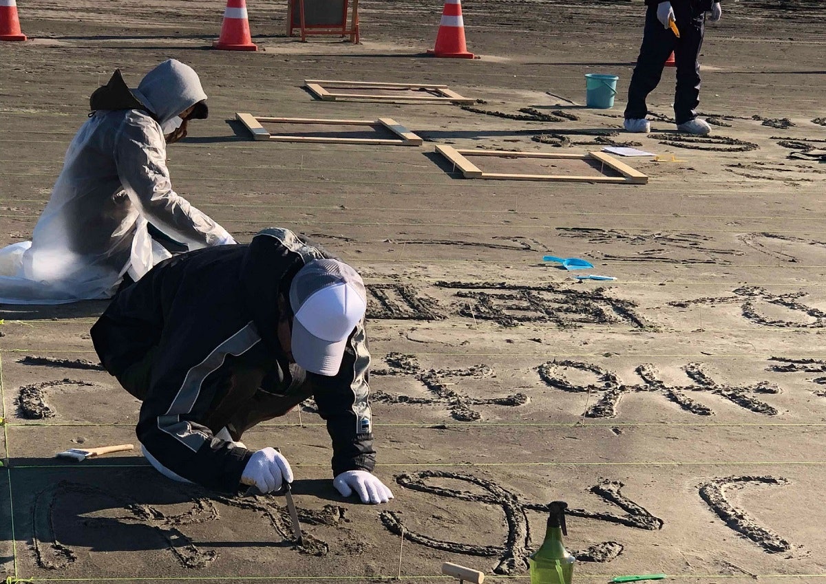 В Японии создали гигантскую газету на песке в рамках борьбы с пластиком