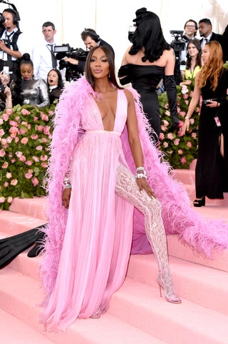 Наоми Кэмпбелл в Valentino и украшениях Bvlgari.