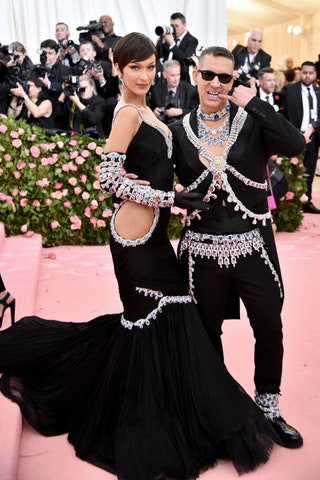 Белла Хадид в Moschino и Джереми Скотт.