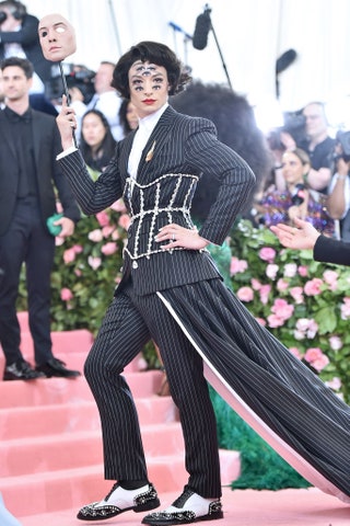Эзра Миллер в Burberry.