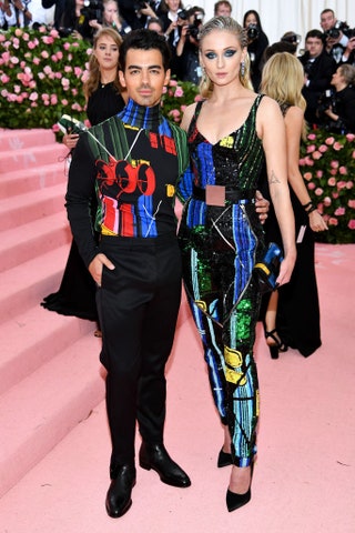 Софи Тернер и Джо Джонас в Versace.