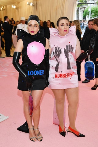 Лина Данэм и Джемайма Керк в Christopher Kane.
